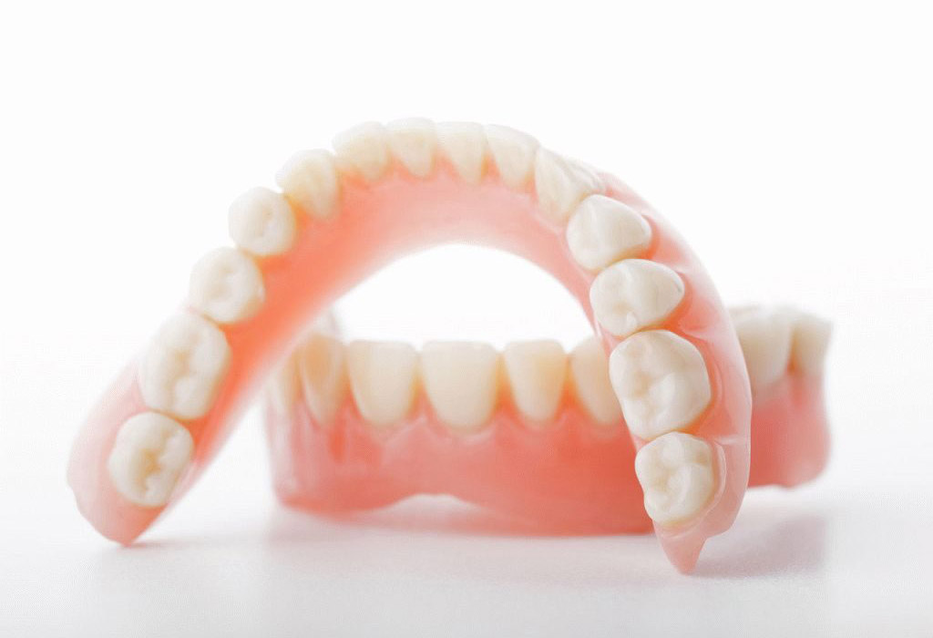 Dentadura extraíble con implantes en Badalona